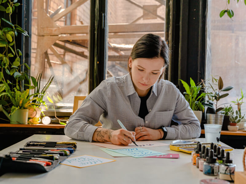 woman learn brush lettering